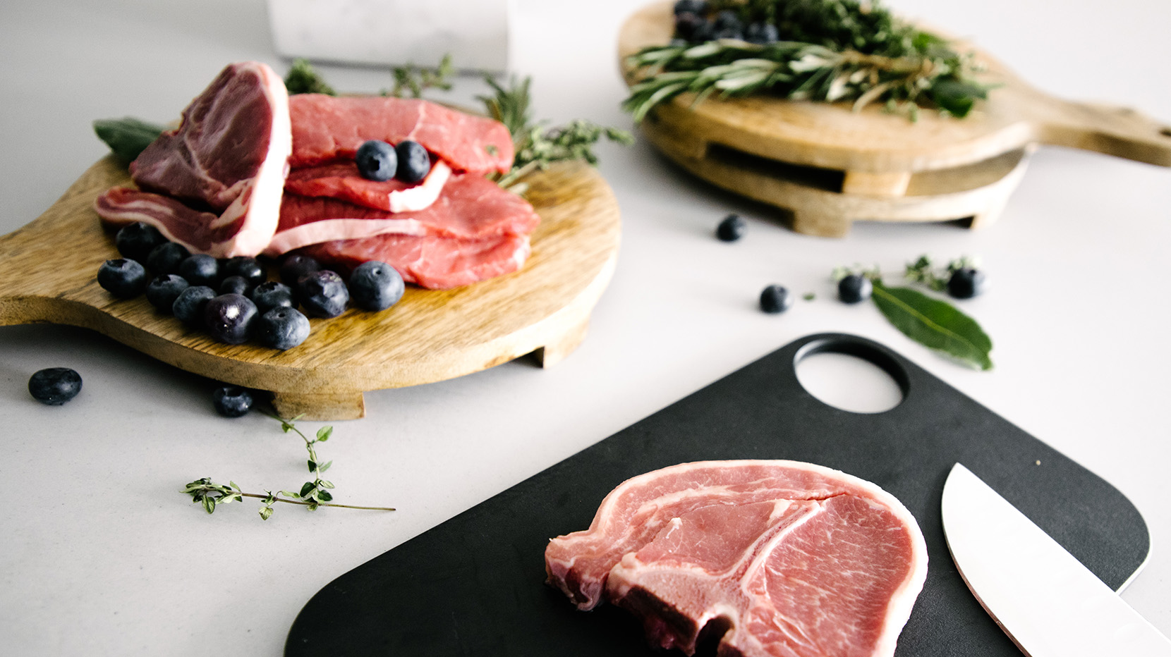 pohľad zhora na steak na doske
